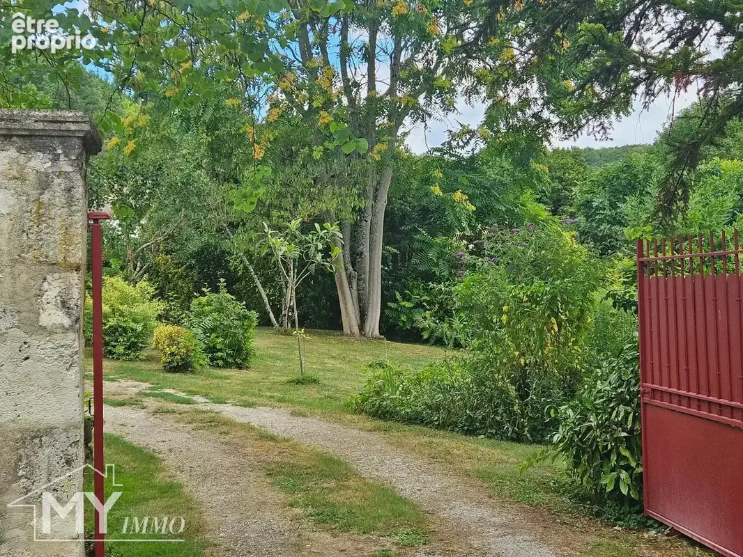 St Antoine de Breuilh : Maison en pierre de 1855 avec dépendances et jardin clos – Cadre paisible - photo 23