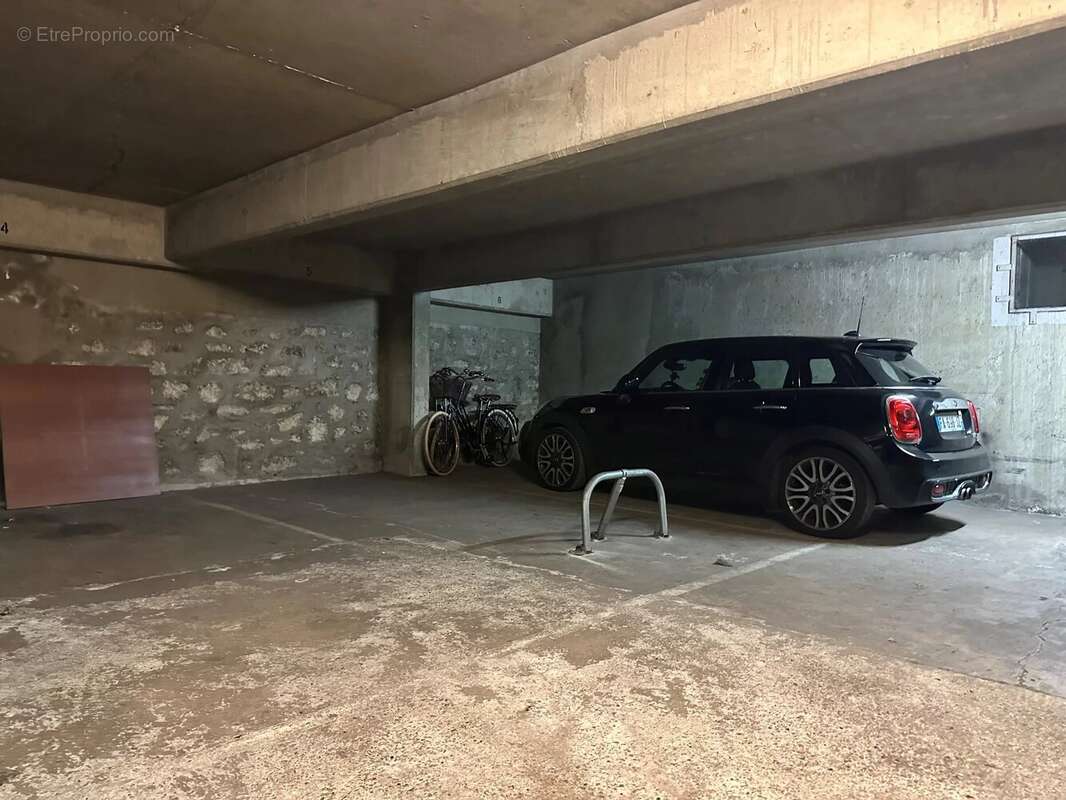 Parking à PARIS-16E