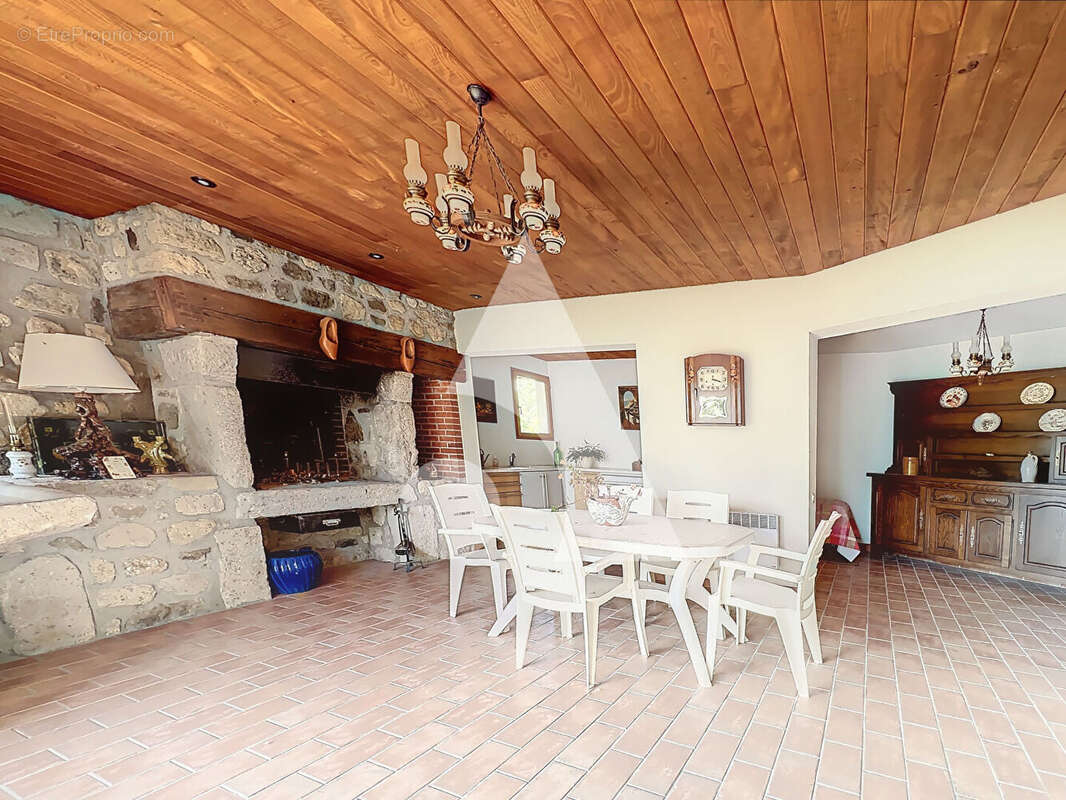 Maison à MONTROND-LES-BAINS