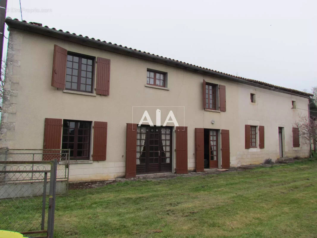 Maison à LES ADJOTS