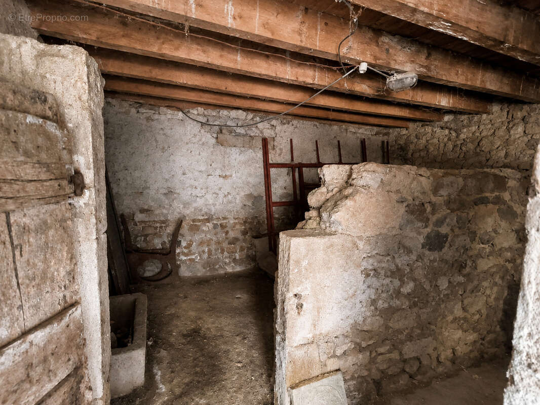 Maison à rénover sur le secteur de Neuville. - photo 2