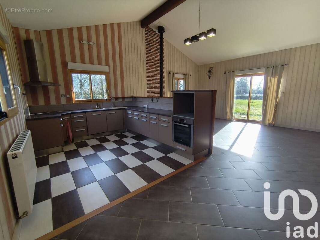 Photo 2 - Maison à LUSIGNAN