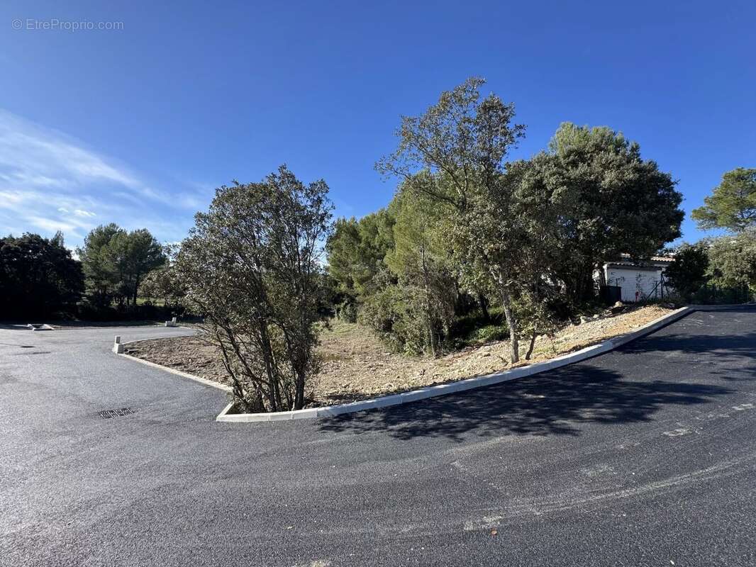 Terrain à SAINT-BAUZILLE-DE-MONTMEL