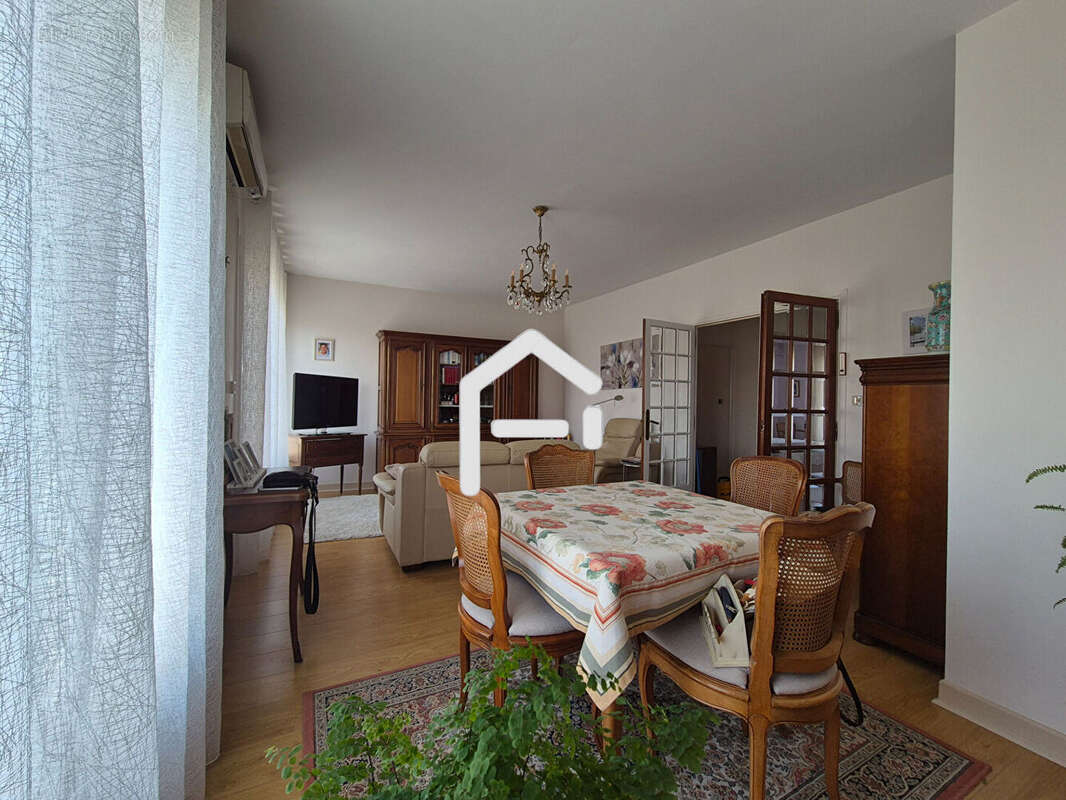 Appartement à BEAUZELLE