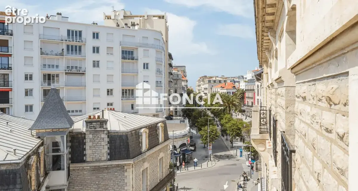 CENTRE-VILLE BIARRITZ Bel appartement avec balcon et vue dominante sur la place Clemenceau, grande entrée,  séjour, cuisine sépa - photo 2