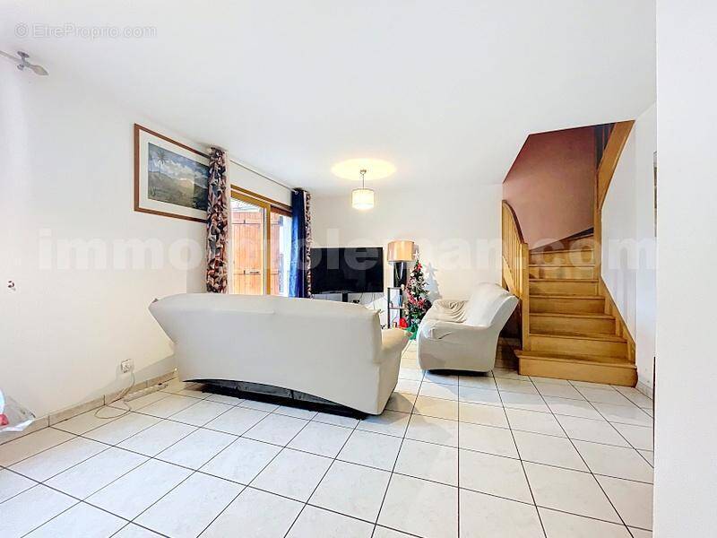Maison_jumelée_Cranves_sales_proche_frontière_douane_Suisse_Genève_commodité_emplacement_privilégié_Salon_Séjour_cuisine_séparée_ - Maison à CRANVES-SALES
