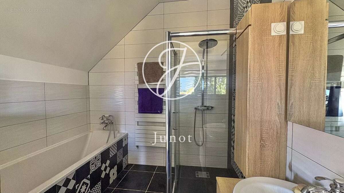 Sailly-lez-lannoy - Ferme rénovée à vendre - 10 pièces - 334m² et 180m² de dépendance - 7 chambres - Piscine - Garage - photo 11