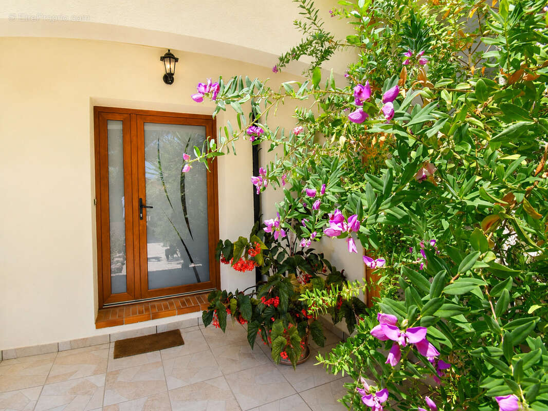 Villa méditerranéenne à vendre 7 pièces, 215 m² CANET EN ROUSSILLON (66) avec potentiel 2 logements, terrasses, jardin et garage - photo 8