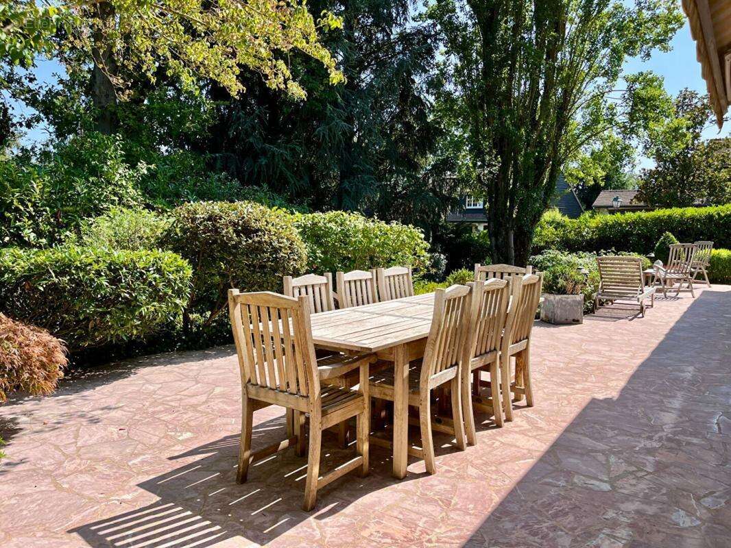 Maison  familiale de  5 chambres, beaux espaces de  réception sur jardin paysagé - photo 4
