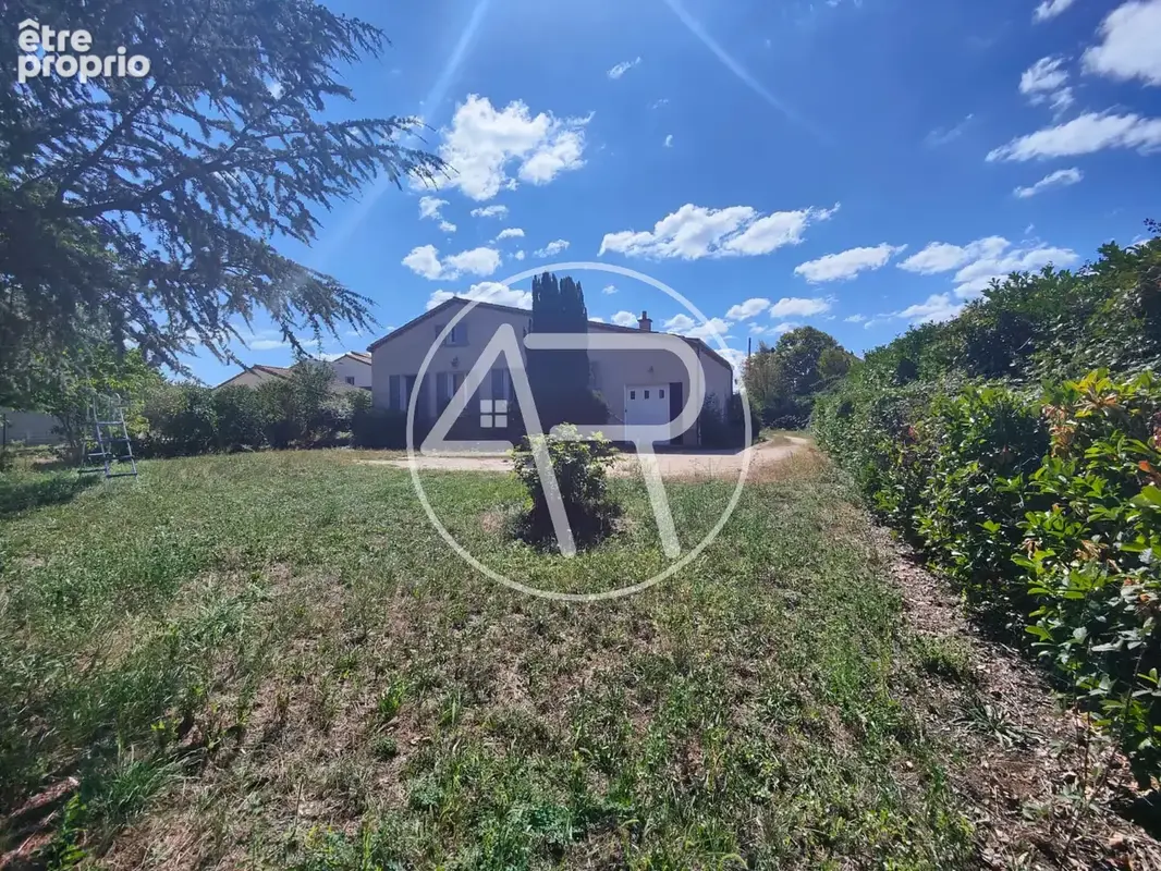 Belle maison familiale de plain-pied avec jardin arboré de plus de 1 000 m2 - photo 2