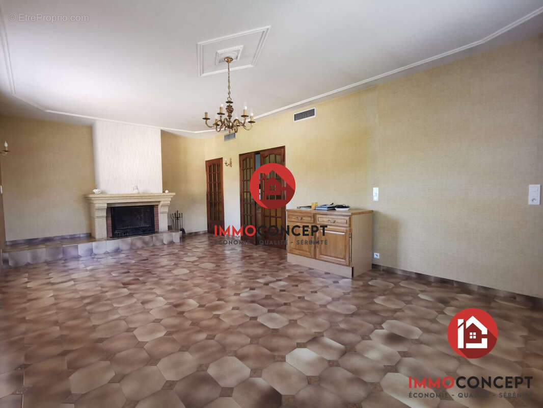 Maison à LAUDUN-L'ARDOISE