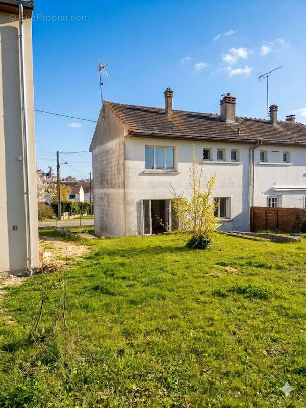 Maison à HOUDAN