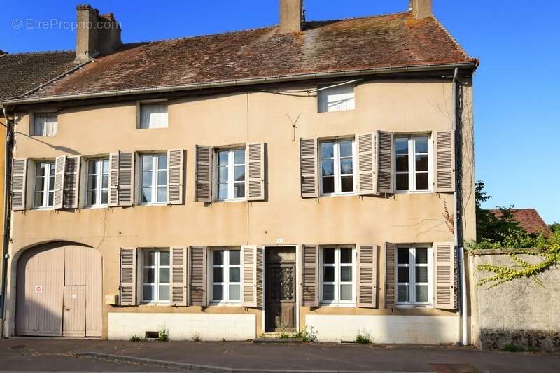 Maison ancienne de 201 m2 avec terrain, à COUCHES (71) - photo 6