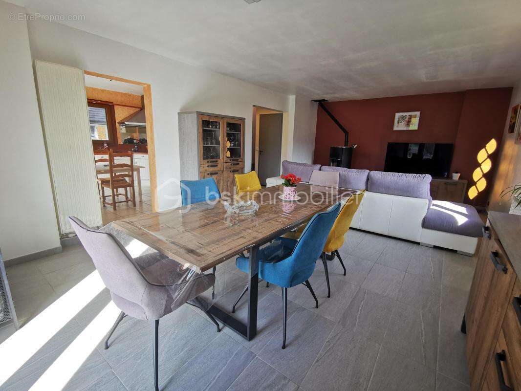Laffrey 38220 – maison familiale 4 chambres – 1200 m² de terrain plat– garage et dependances - calme et vue degagee - photo 4