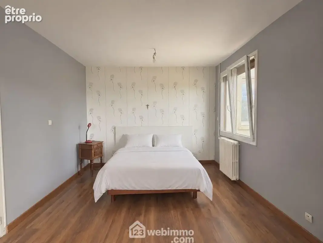Côté nuit, vous trouverez une première chambre..