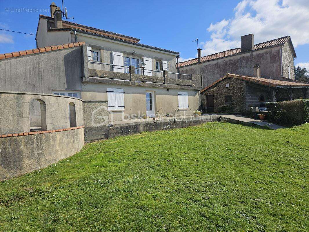 Maison à VERNOUX-EN-GATINE