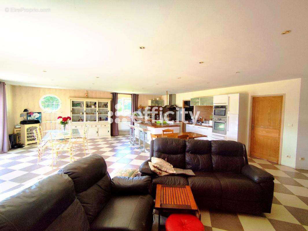 Maison 160 m² à Saint-Georges-Des-Coteaux  - photo 2