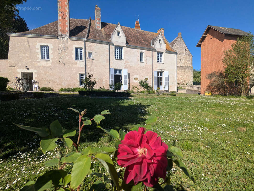 Propriété rare, destinée aux amoureux de belles demeures et de lieux de vie hors du commun ! - photo 3