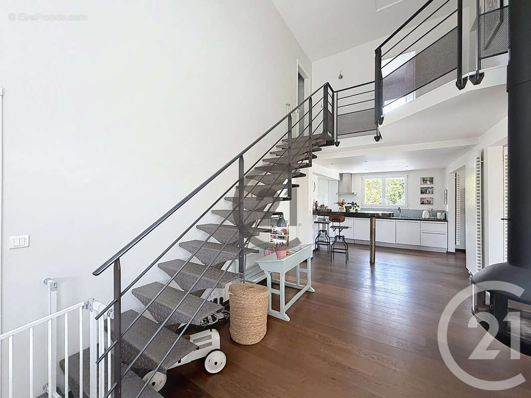 Maison 191 m² à Saint-Julien-Les-Villas  - photo 5