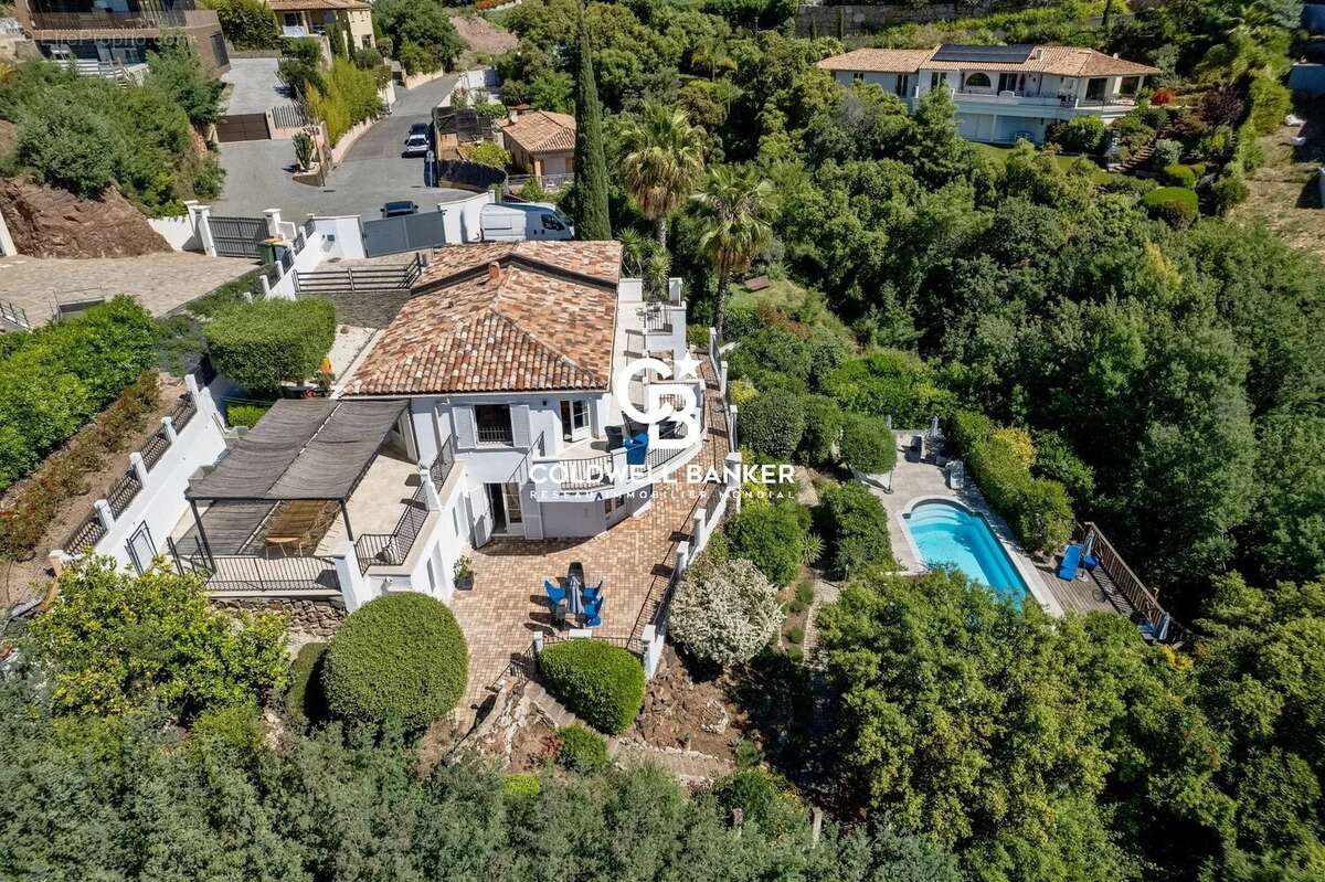 Située dans un domaine privé et sécurisé d’Agay à Saint-Raphaël, opportunité d’investissement rare sur la Côte d’Azur, alliant e - photo 22