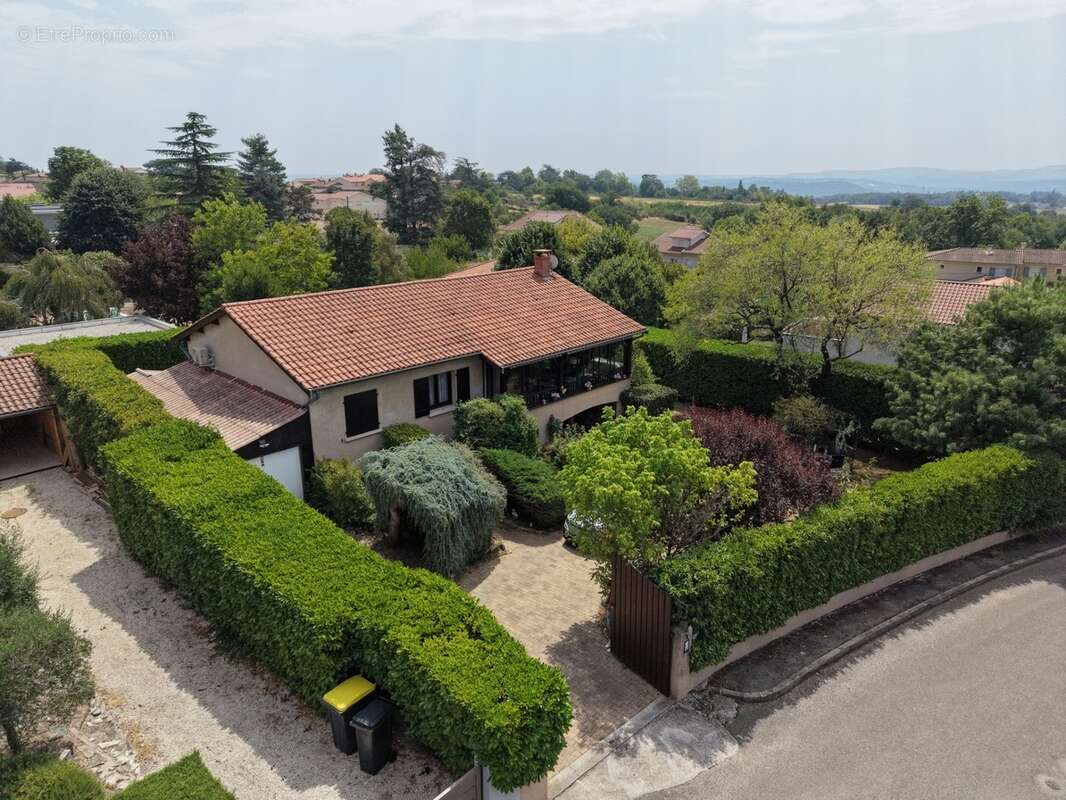 CHAPONOST – Élégante maison familiale avec possibilité de deux logements indépendants – Terrain de 802 m² - photo 31