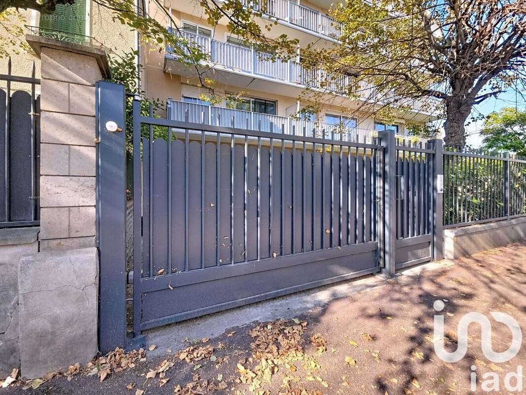 Photo 2 - Parking à RUEIL-MALMAISON