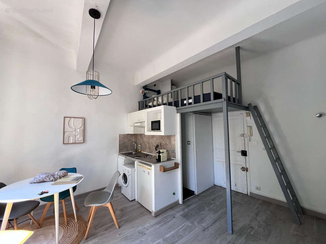 Place de la mairie - parfait studio meuble de 22 m2 av mezzanine - 199 500 € fai - photo 4
