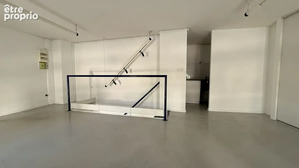 Appartement atypique en rez-de-chaussée avec mezzanine / 69,85 m² / Charme  potentiel - photo 5