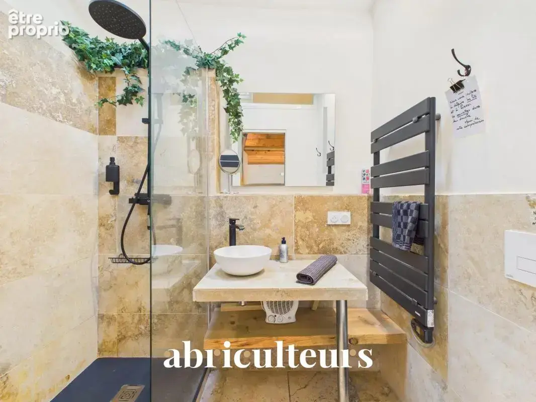 Maison de village rénovée avec 2 chambres à vendre à Grans (13450) - photo 9