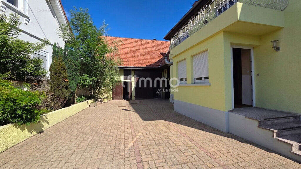 Immeuble mixte 400m² + dépendances sur 20 ares - photo 3