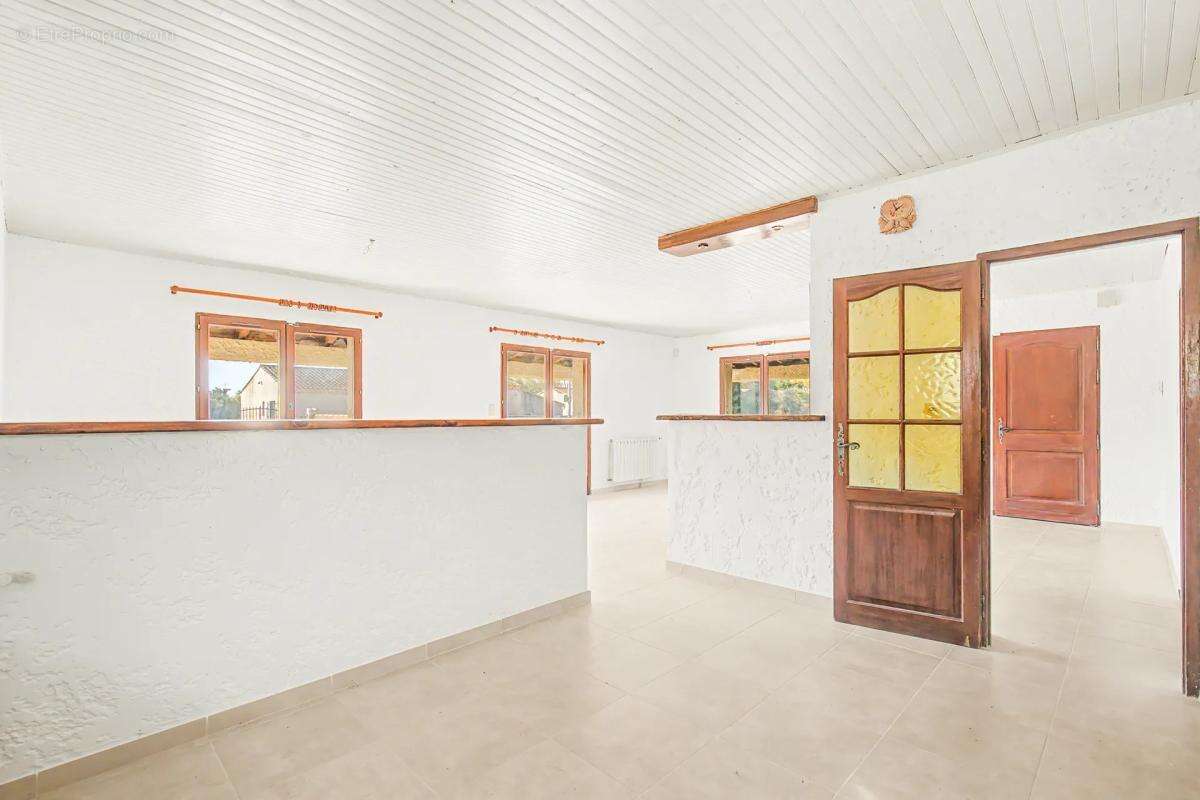 Maison à ENTRAIGUES-SUR-LA-SORGUE