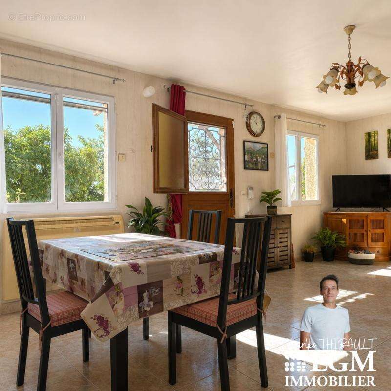 Maison familiale avec grand terrain, piscine et potentiel - photo 3