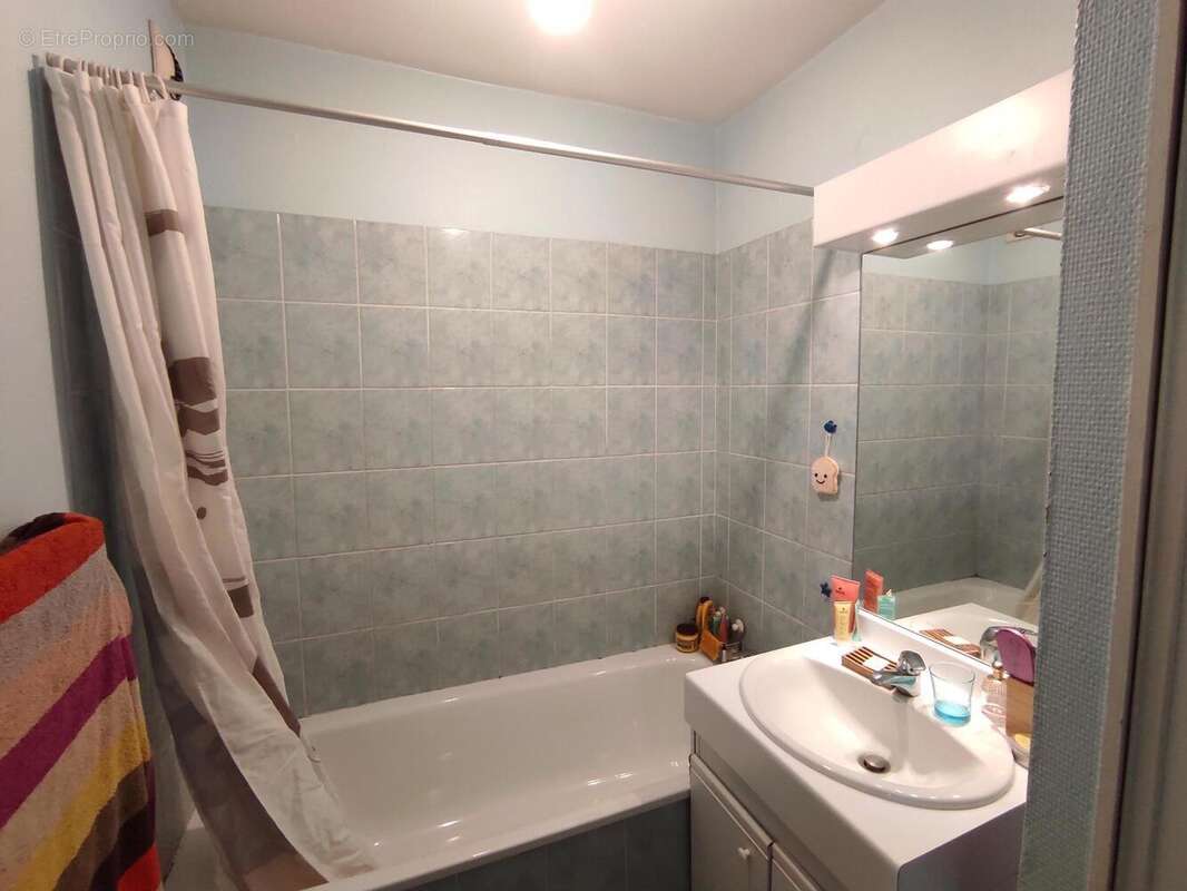   - Appartement à LYON-9E