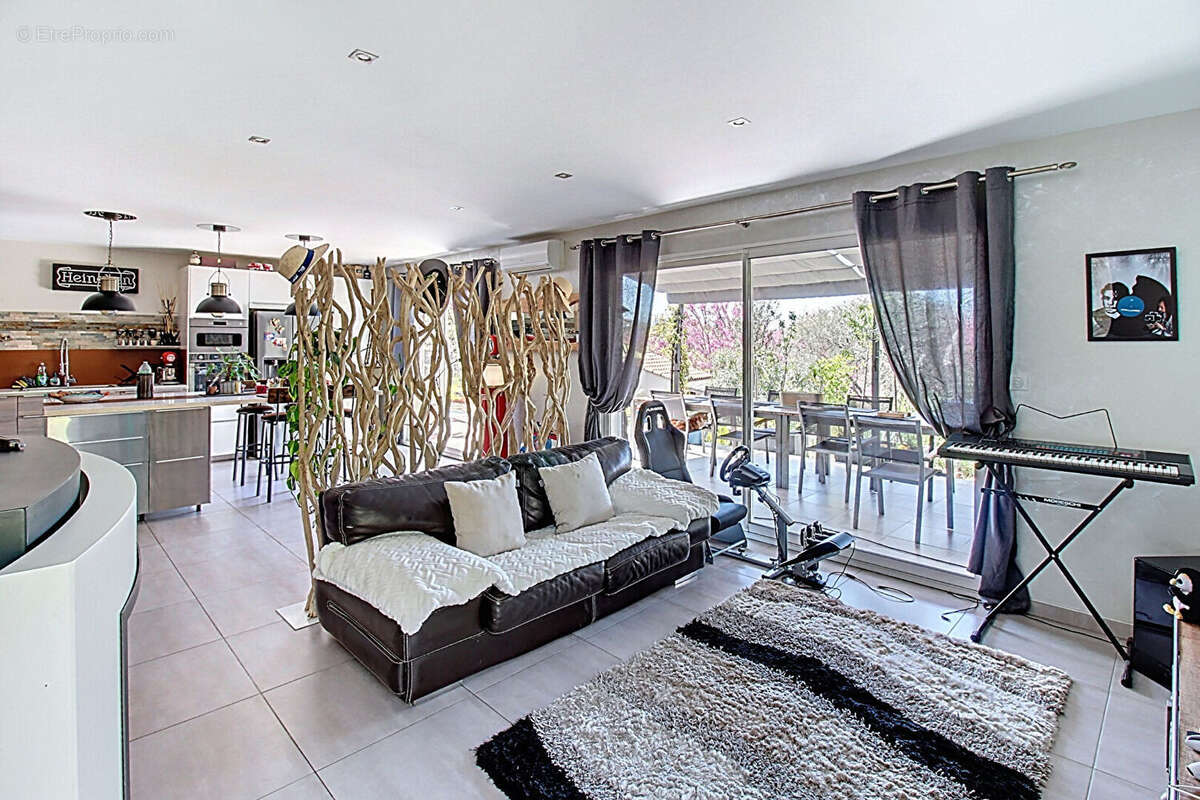 A VENDRE A DRAGUIGNAN Maison récente 238 m² - 6 chambres, piscine et garage - 1807 m² de terrain - photo 3