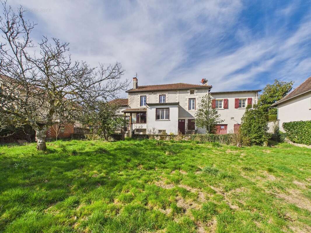 Maison à SAINT-SAUD-LACOUSSIERE