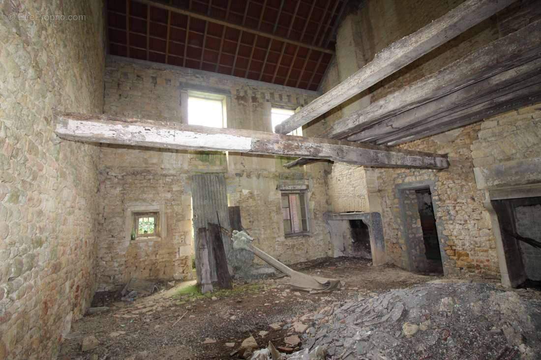 58, Exclusivité Agence - Bâtiment de 1773 belles pierres de pays à réhabité en habitation. - photo 5