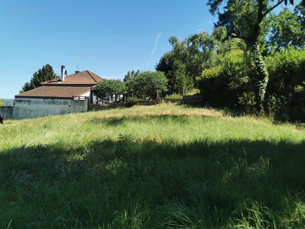 Terrain 790 m² à Saint-Priest-Bramefant  - photo 2