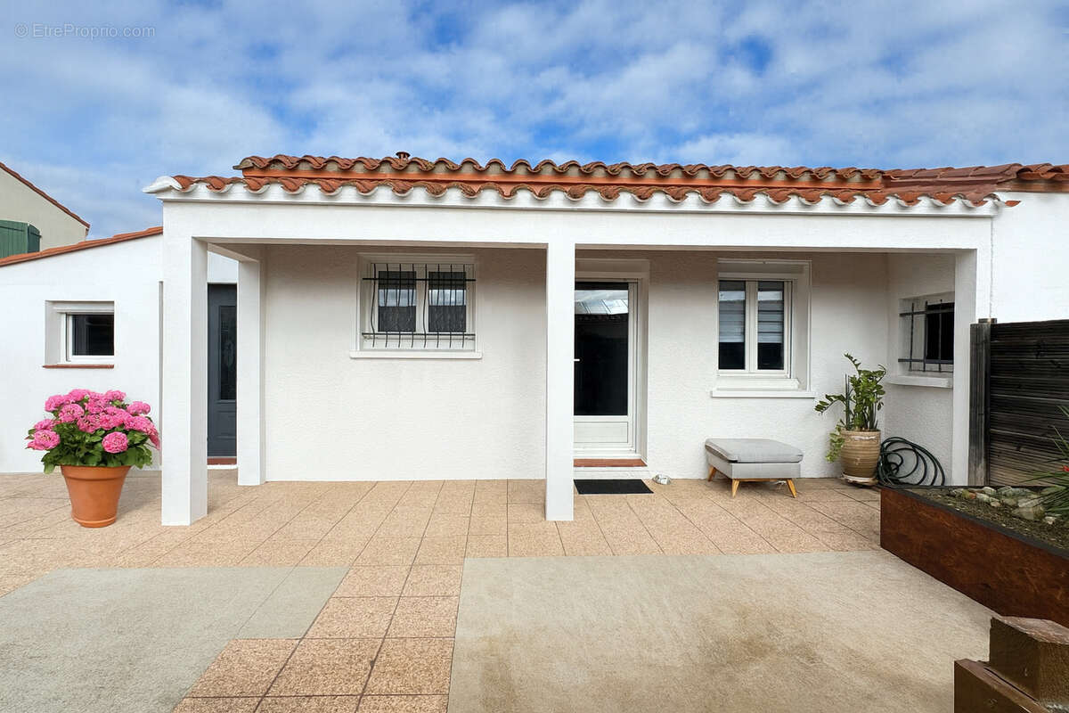 Maison à SAINT-LAURENT-DE-LA-SALANQUE