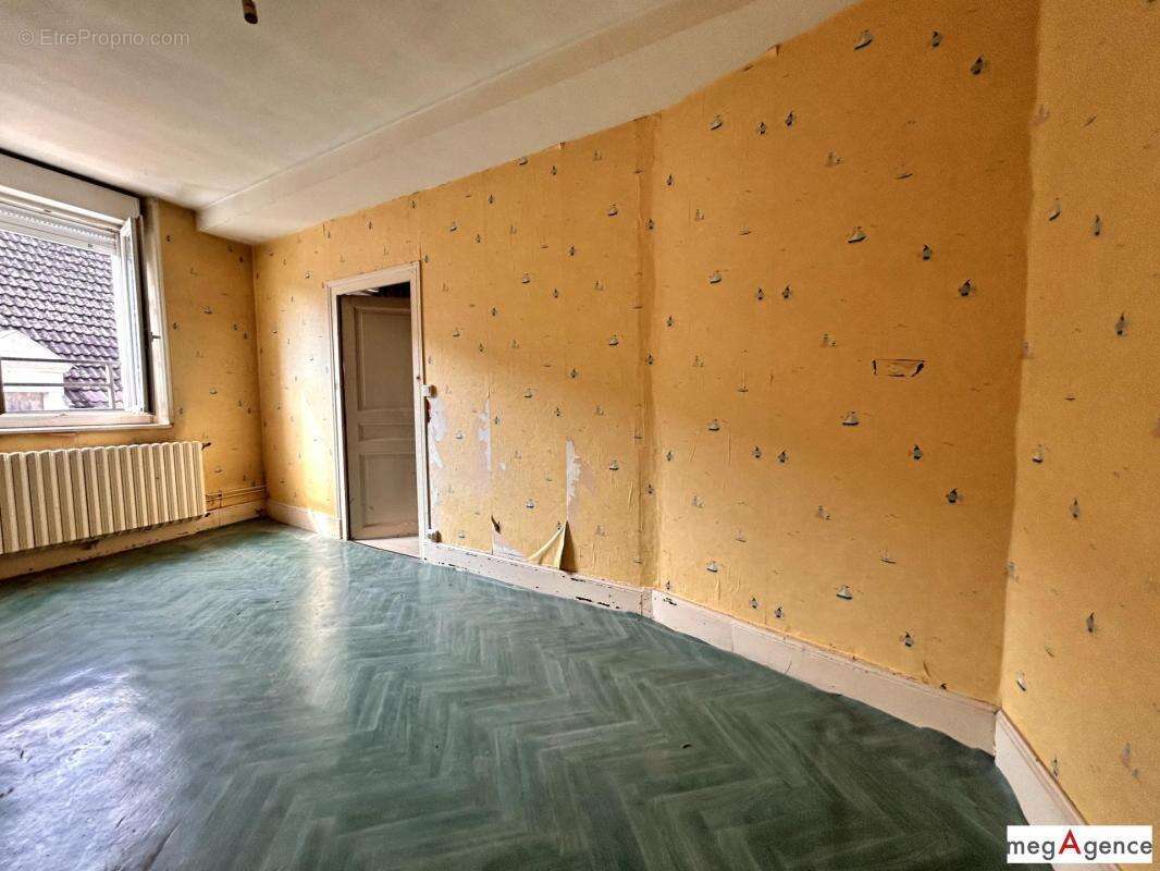 En centre ville 218 m², comprenant : logement d'habitation + ancien local commercial (avec boutique et vitrine) - photo 5
