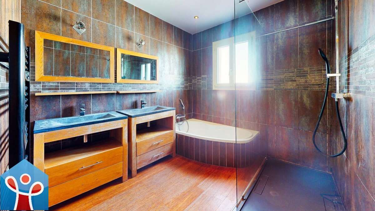 Commerce à LIGNAN-SUR-ORB