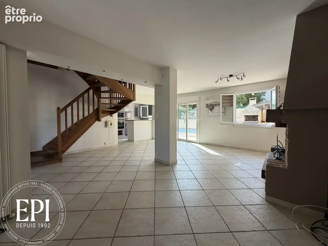 Maison familiale Type 5   120 m2 habitables sur terrain de 295 m2 avec piscine - photo 3