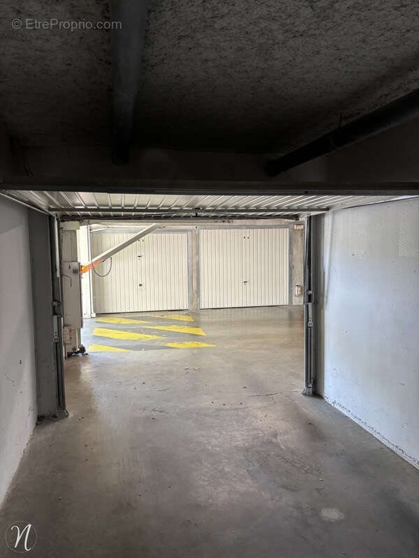 Parking à SAINT-PRIEST-EN-JAREZ