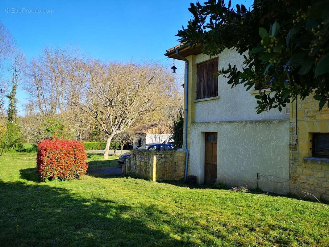 Maison de village en pierre : 160m² de potentiel, 5 chambres et dépendances, à 10 minutes à pied des commerces! - photo 2