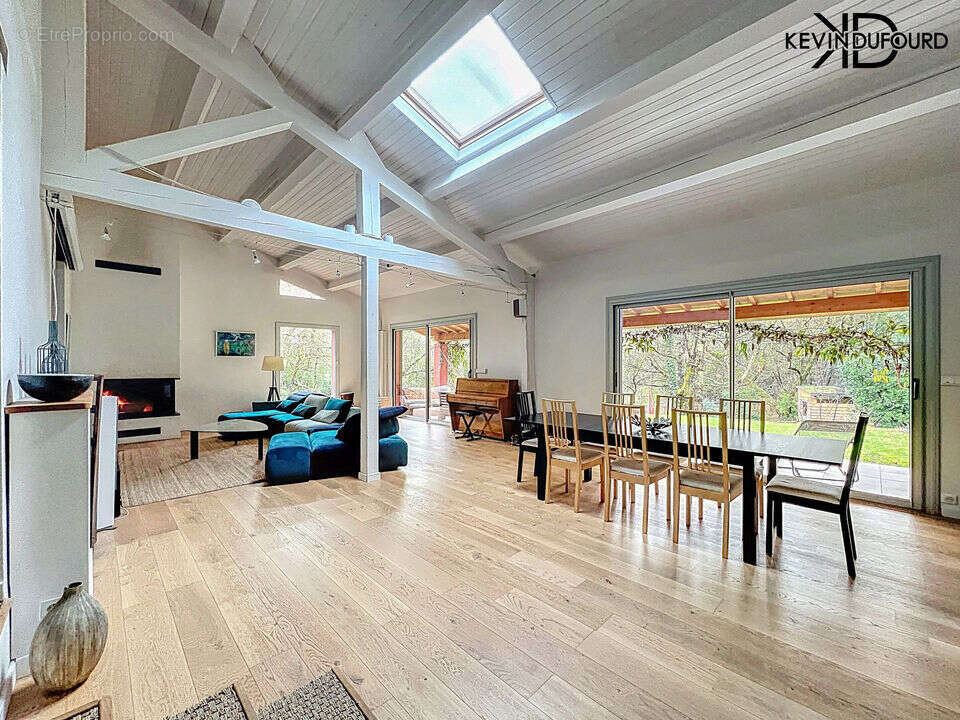 Maison à SAINT-ETIENNE-DE-FONTBELLON