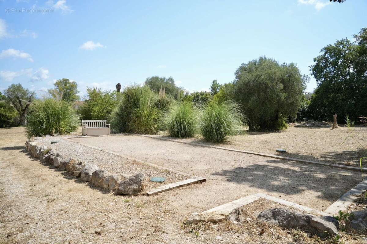 Roquefort Les Pins - Terrain plat constructible de 2513 m2 - photo 3
