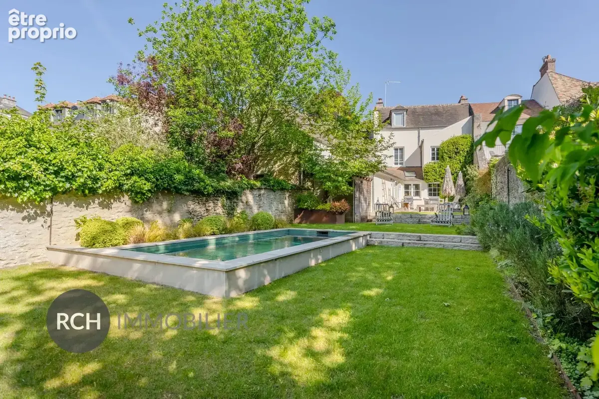 Montfort-l'Amaury - Bien unique avec piscine dans le centre historique - photo 1