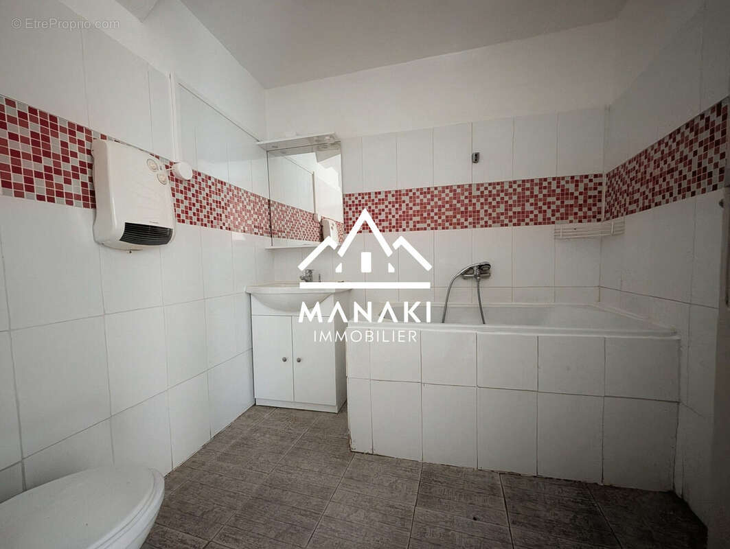 Salle de bain avec un wc en rdc - Maison à LE SOLER