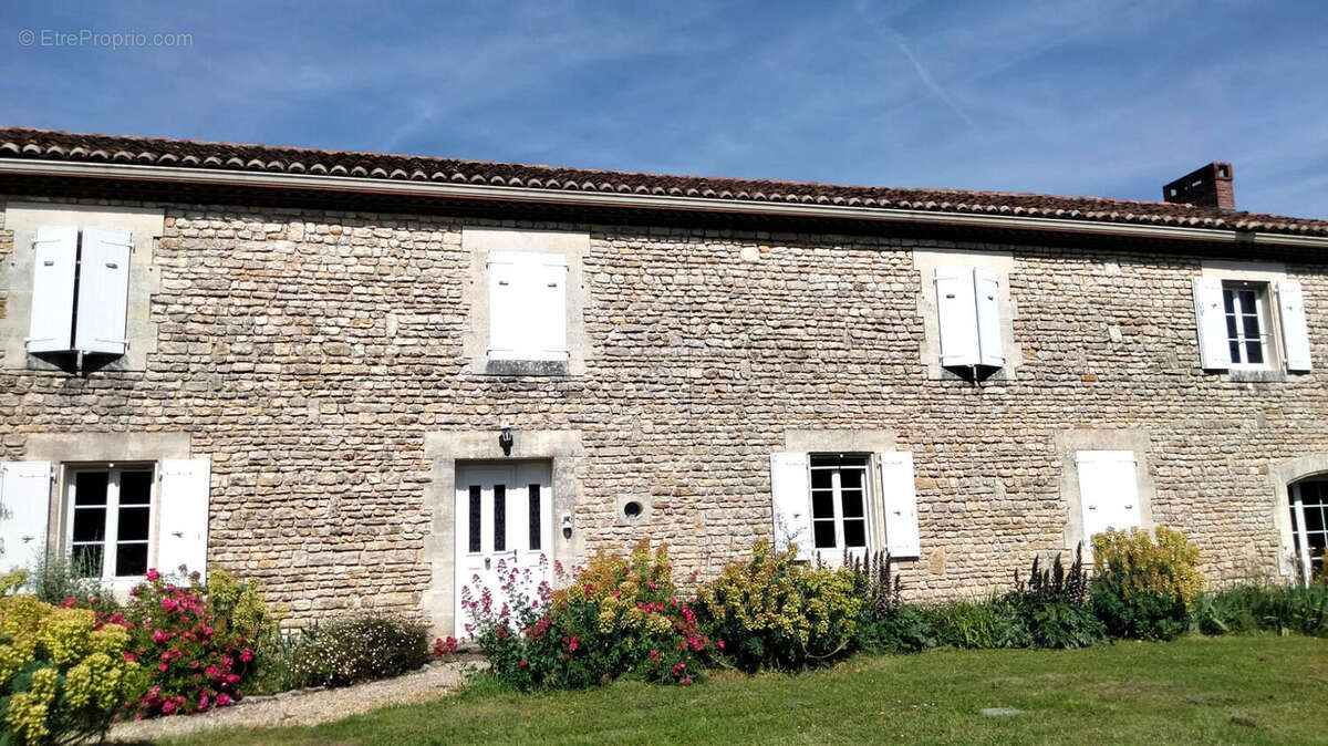 Magnifique Longère en Pierre, Maison d’Amis, Piscine, Vaste Grange, Vue Imprenable, Près d'Angoulême - photo 14