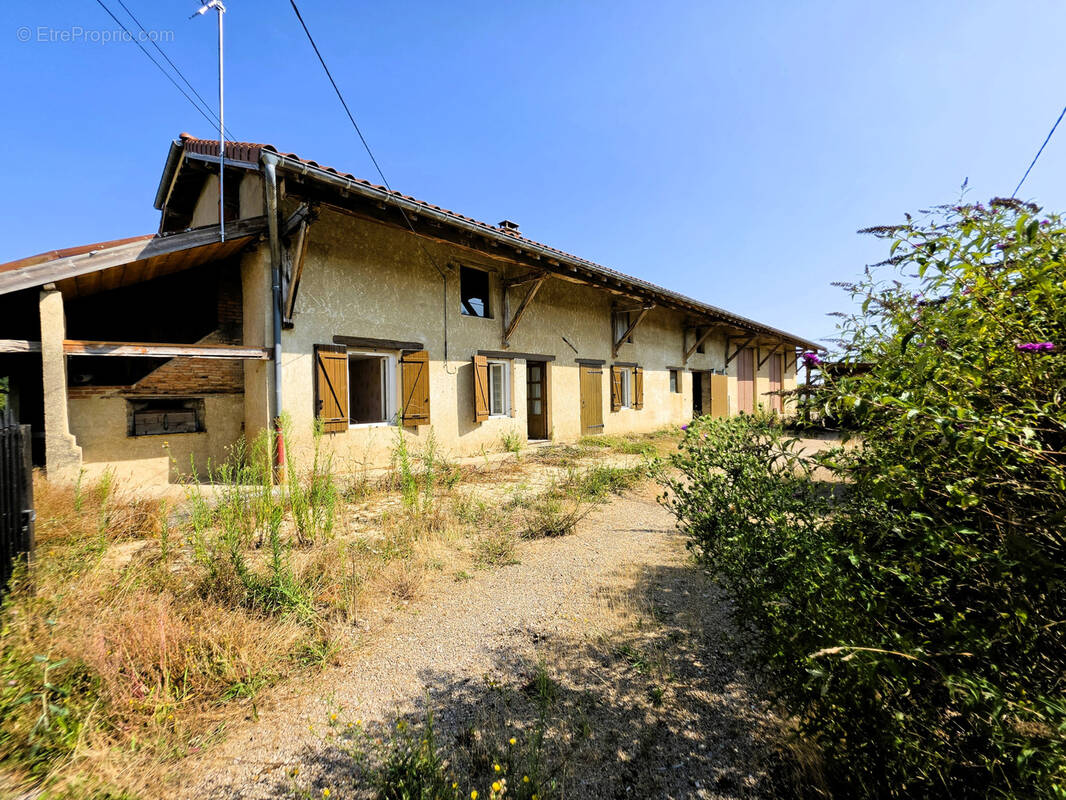 Gros potentiel pour cette ferme a rafraichir sur mezeriat - photo 1
