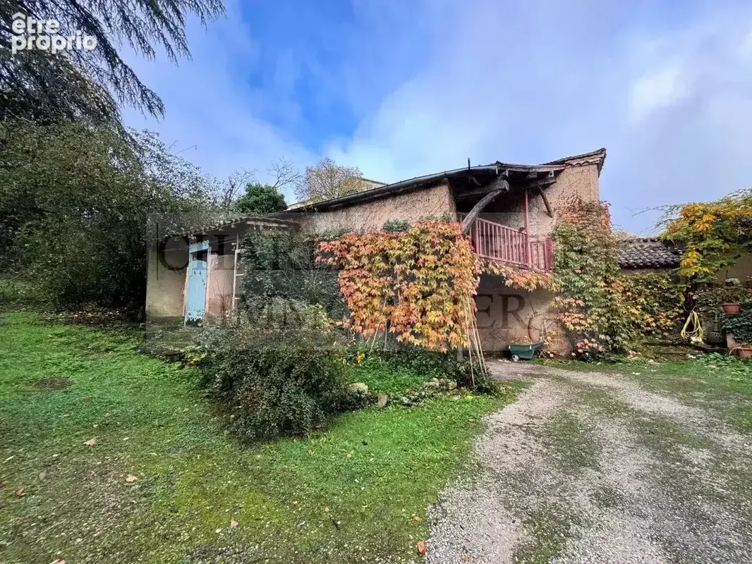 Imposante maison ancienne de caractère restaurée sur sous-sol avec dépendances, sur un terrain arboré de 3 782 m² - photo 3